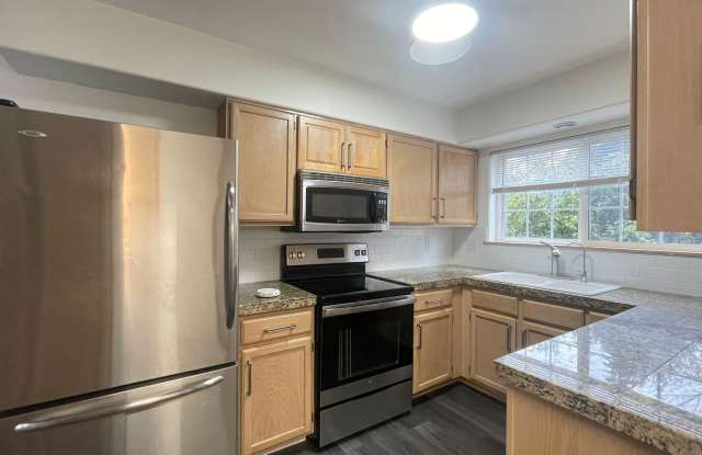 3 bed 1.5 bath townhome in the prime location of Bothell!!