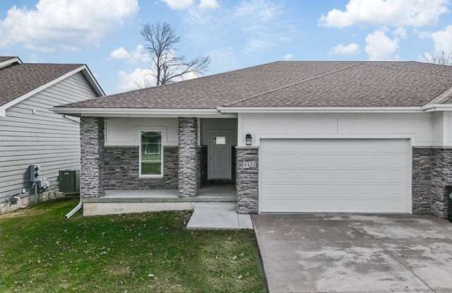 4417 Lower Beaver Road - 4417 Lower Beaver Road, Des Moines, IA 50310