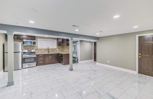 6323 N Francisco Ave