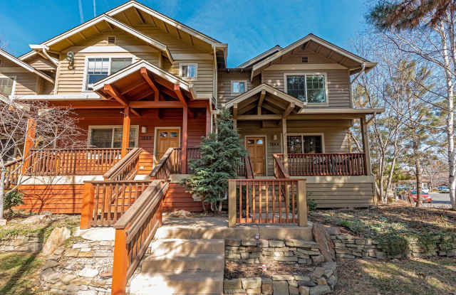 SOUGHT AFTER PENCE PLACE TOWNHOME; DUAL PRIMARY SUITES & SOLAR! MUST SEE!!