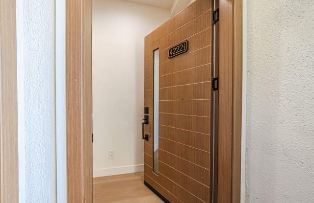 Modern Upstairs 3-Bedroom at 4222 1/2 | 1.5 Month Free