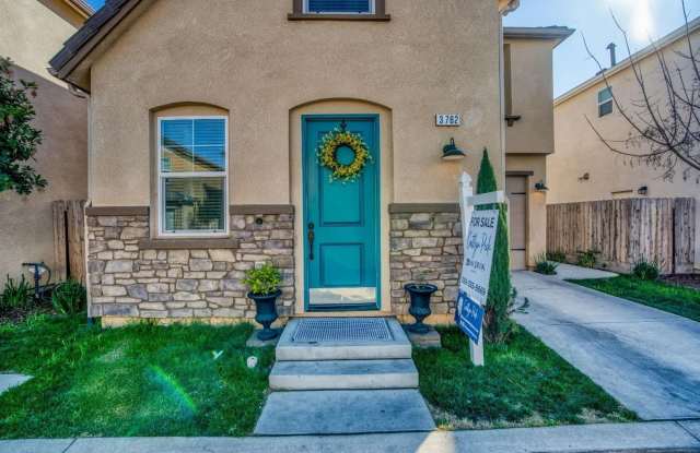 Photo of Beautiful 3/2.5 near Clovis East