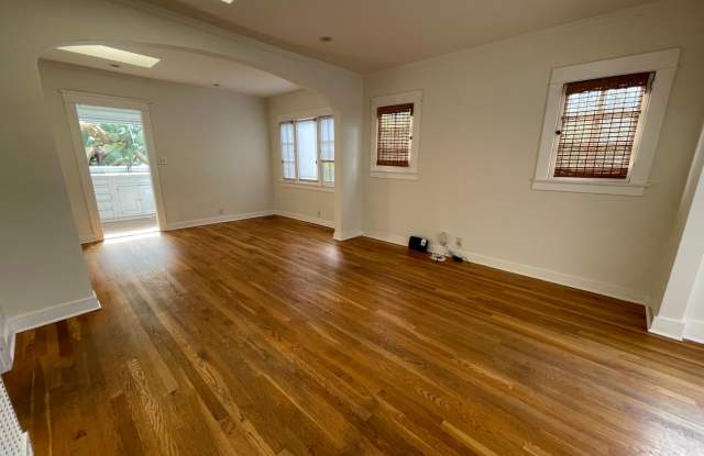 Charming Freestanding Cottage Style Home in Prime Venice Beach Location!