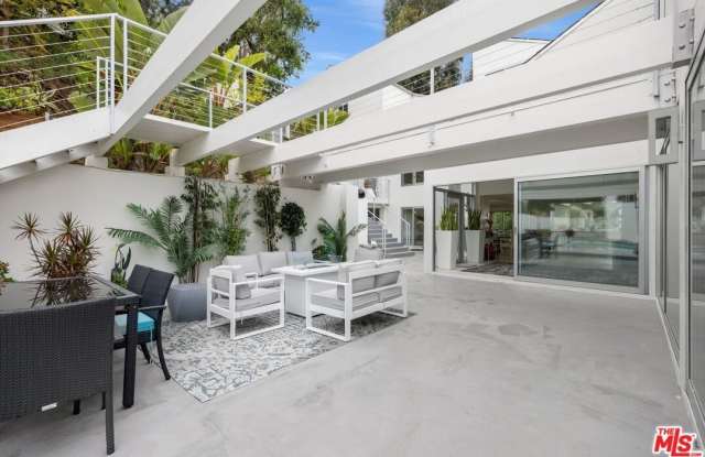 3210 Coldwater Canyon Ln