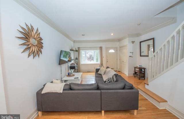 2822 OGDEN Street unit: B