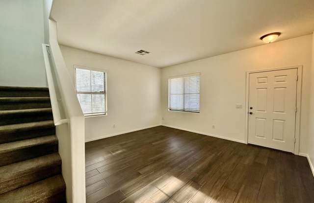 4531 E DEL RIO Street