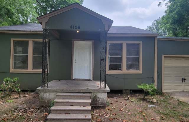 Nice 2 bedroom/1 bath home with Single Car Garage!