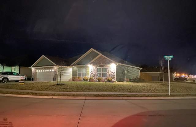 3 bedroom 2 bathroom house with fenced in yard