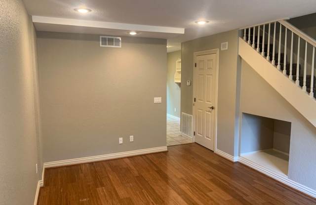 2BR/1BA Town home in Fayetteville! Walk to UofA Campus!