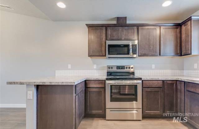 3 bedroom, 2 bath single level duplex with a community pool / Fenced backyard