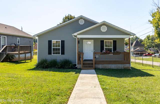 Photo of 524 Midlake Drive NE