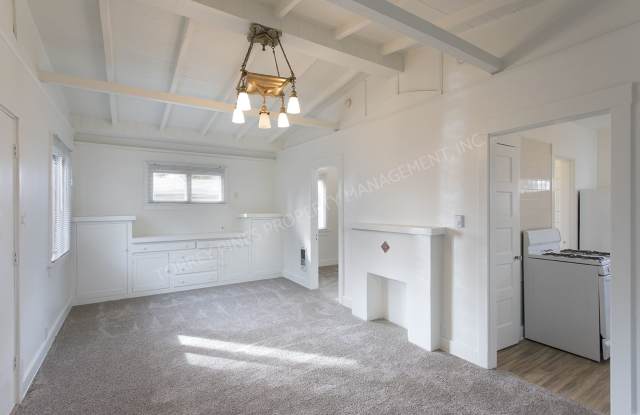 Beautiful Vintage Cottage in La Jolla with Onsite Laundry!