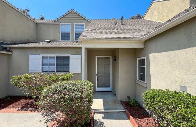 2bd/2ba Townhouse with Large loft and extended garage for extra work space!