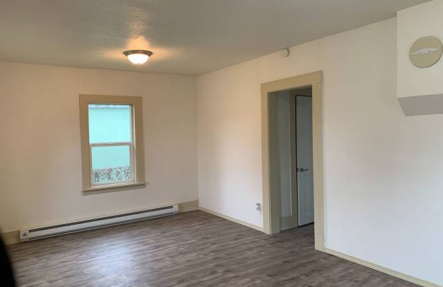 Charming 1 Bedroom, 1 Bathroom Home with Large Backyard