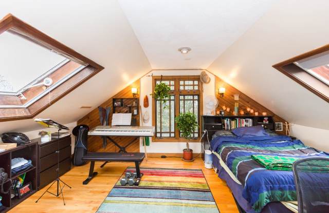 Photo of 6-bed, 2-bath Mission Hill Apartment