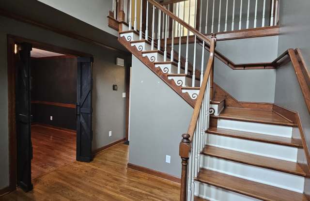 402 East Raintree Lane