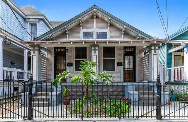 1219 ANNUNCIATION Street