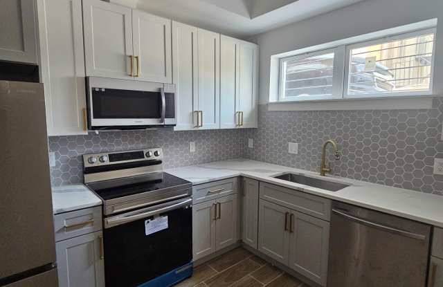 2230 NICHOLSON Street SE unit: 9