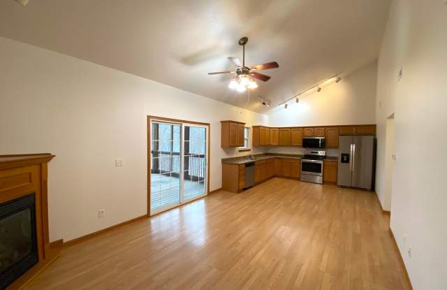 Beautiful 2 Bed, 2 Bath Luxury Condo - Free Month w/13 mo Lease!