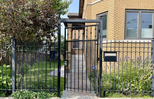 2112 N Sawyer Avenue unit: I