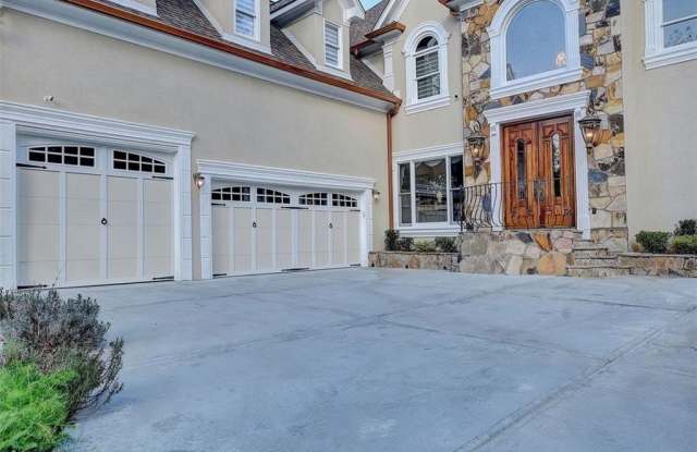 6709 Wooded Cove Court