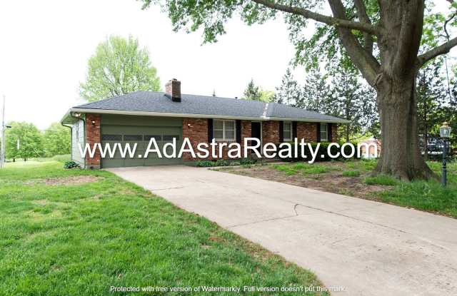 Beautiful Home in Blue Springs-Available NOW!!
