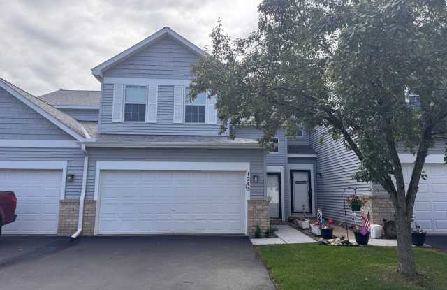 Luxurious 3 Bedroom, 2 Bathroom GORGEOUS townhome!