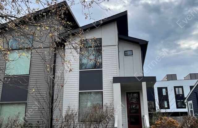 549 B Moore Ave
