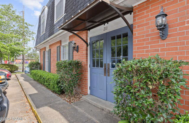 Photo of 211 Versailles Boulevard