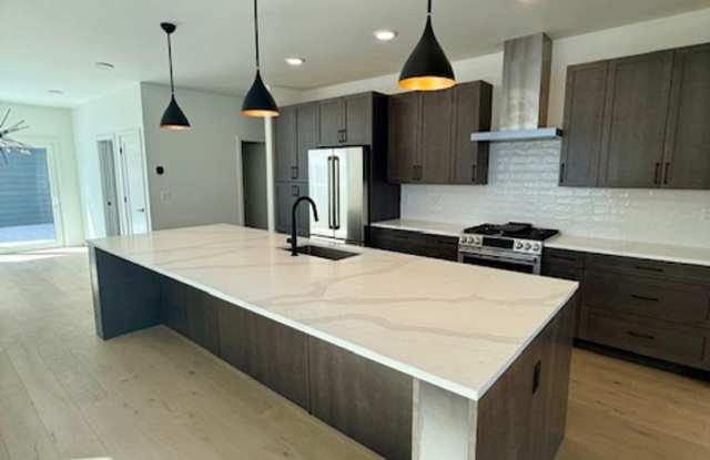 Single Family HOME with 3 Bedrooms 2 1/2 Bathrooms - Where Mountains meet you at upscale living!