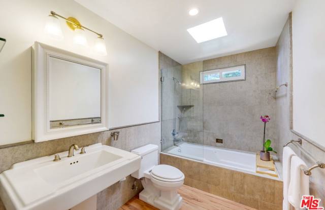 8818 Rosewood Avenue