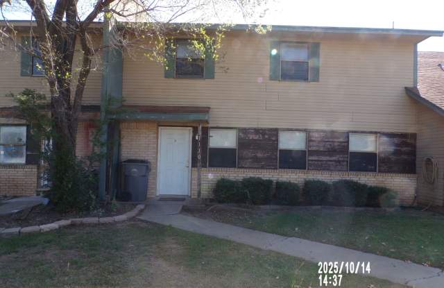 2 STORY TOWNHOUSE , CLOSE TO SHOPPING AND RESTAURANTS