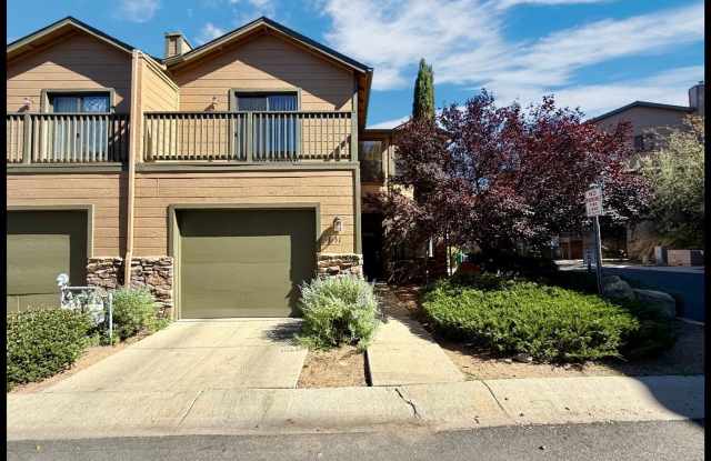 BEAUTIFUL 3 BEDROOM TOWNHOME!