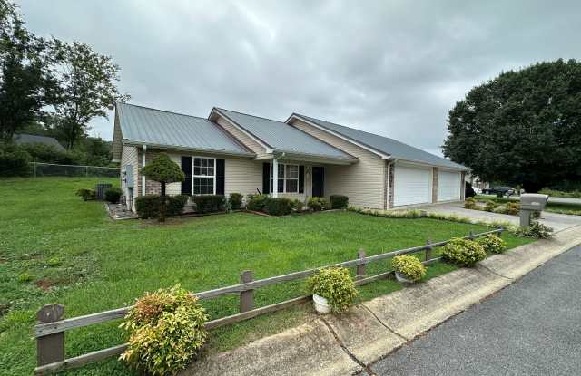 Peaceful Single-Level Living in a Charming Kodak Neighborhood