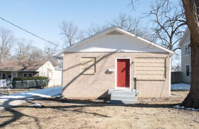 Charming and cozy 3bd 1bath - 3849 Lawnwoods Drive, Des Moines, IA 50310