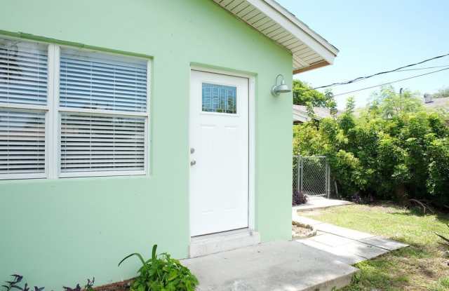 2 Bedroom Duplex in Naples Park - Annual Rental