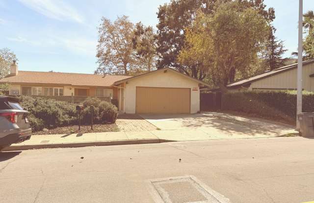 1561 Royal Way