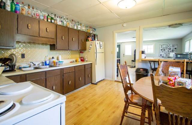 PRELEASING for AUGUST! Close to Campus