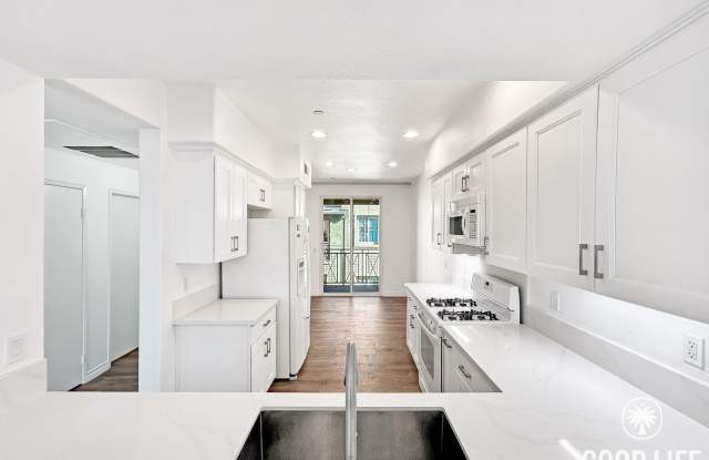 Beautiful 3BD/3BA W/ A/C, Attached Garage, and Community Pool in Kearny Mesa!