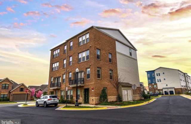 4-Level Furnished townhome!