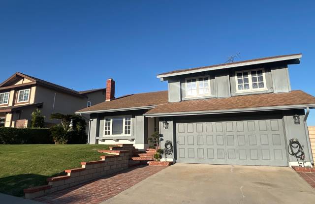 Rare opportunity to lease a 4-bedroom home featuring oversized bedrooms, scenic hilltop city views, and distinctive vintage 1970s style. Spacious floor plan, abundant natural light, and a quiet elevated setting.