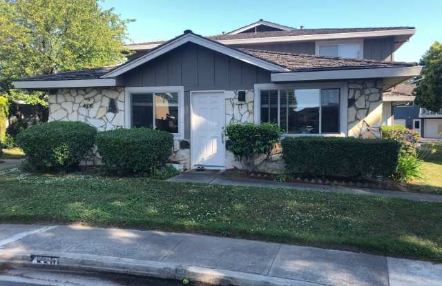 Cozy 2Br/1Ba Near the Beach