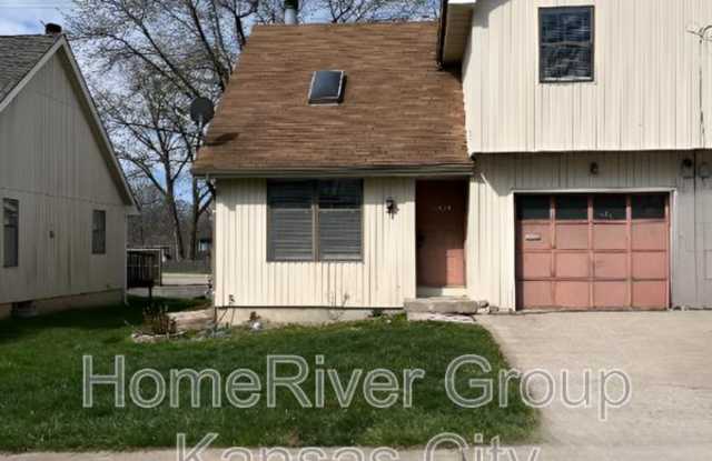 11029 N Oak Trfy - 11029 North Oak Trafficway, Kansas City, MO 64155