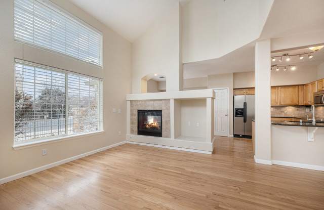 Bright  Spacious End-Unit Townhome with High Ceilings, Fireplace and over 1500 sqft of Living Space!