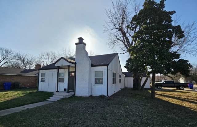 (2) Bed/(1) Bath Available NOW! Updated!