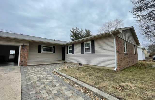 Available for Rent: 4 Bedroom/2 Bathroom Single-Family Home - 1011 Hollycrest Drive, Champaign, IL 61821