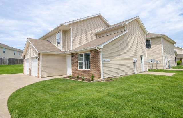 Large 4 BR 3 BA Duplex