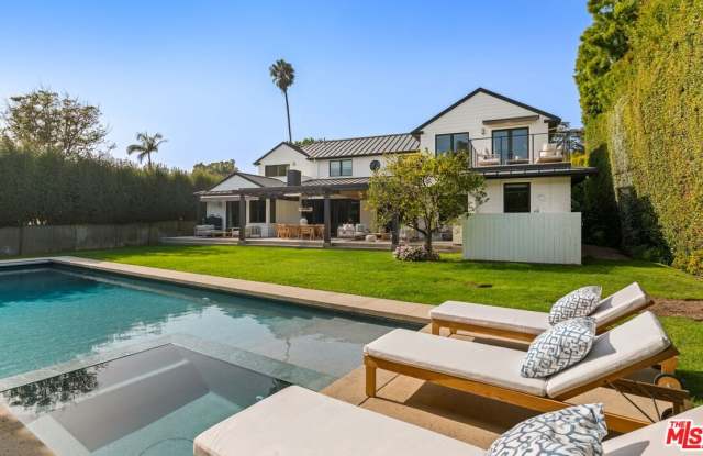 Photo of 720 Amalfi Dr