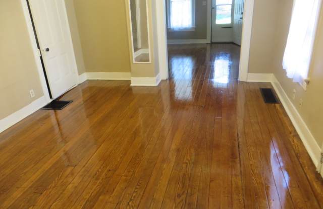 Two Bedroom Home with a bonus room/3rd bedroom in Historic District (Williams-Woodland Historic Park)