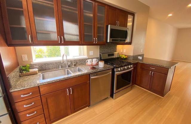 Advent - Gorgeous  Bright Two Bedroom Two Bathroom Townhouse W/ Garage  In Unit Laundry! - 49 Loop 22, Emeryville, CA 94608